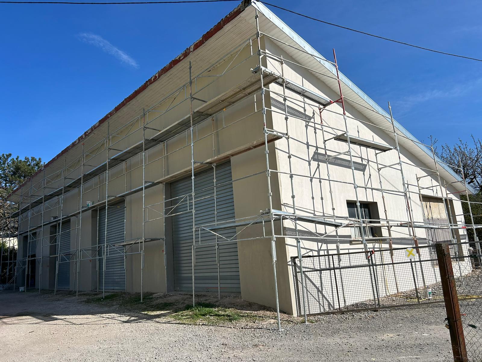 Façade pendant le ravalement, échafaudage en place